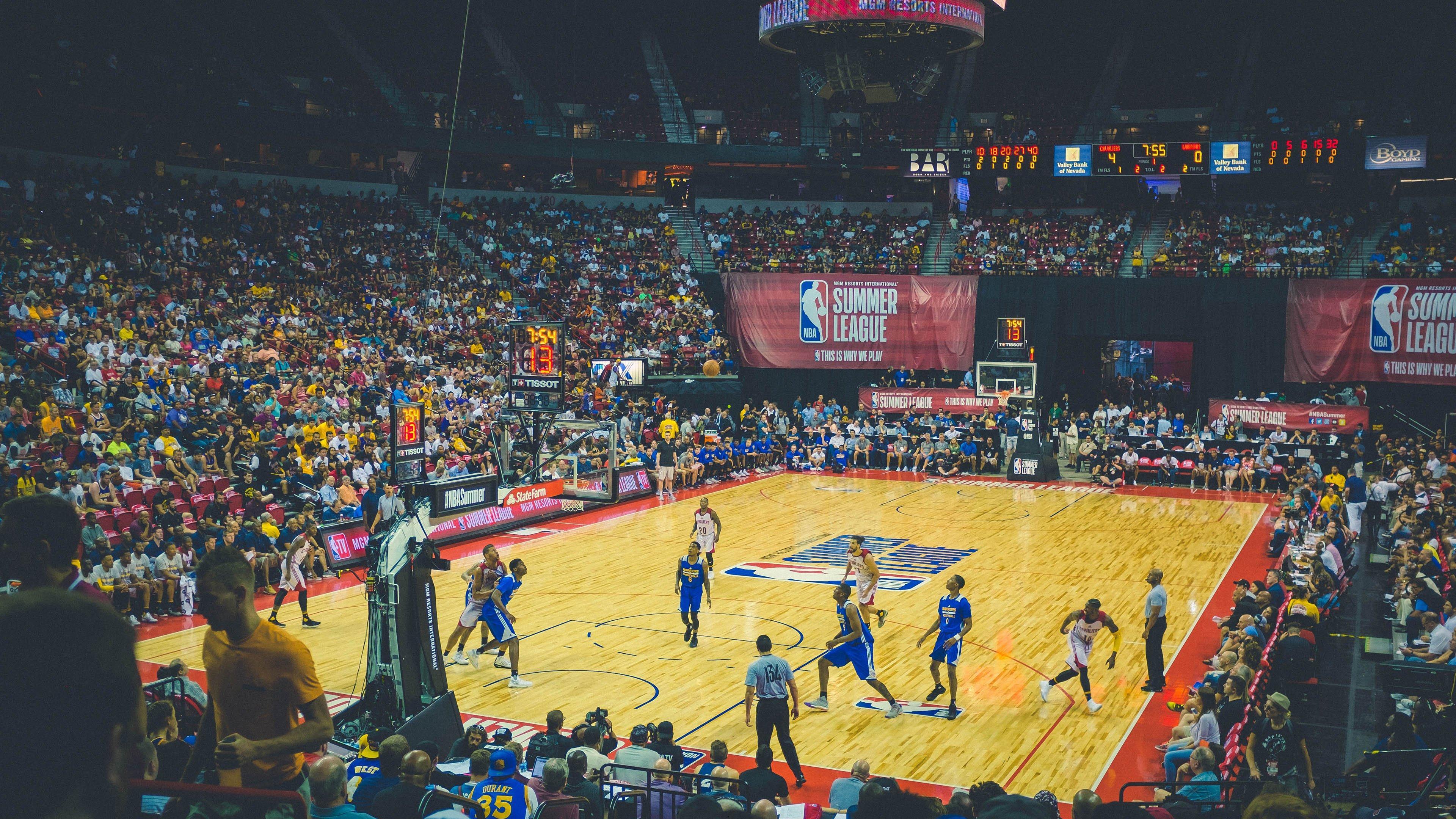 选谁？美媒深度对比，杰伦·约翰逊全能数据力压班凯罗，未来之星如何抉择？